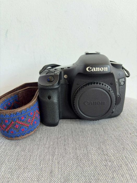 Canon 7D + obiectiv Canon 18-55mm