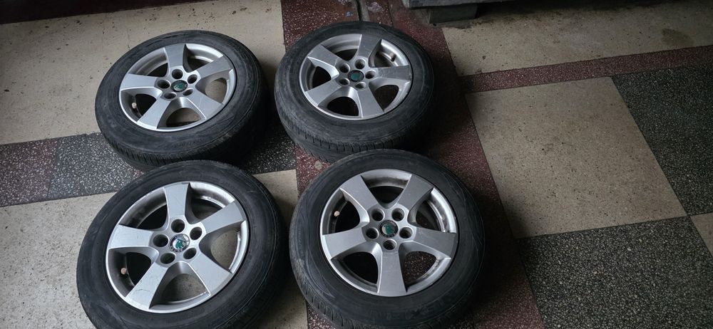 Vând jenti cu cauciucuri de vară