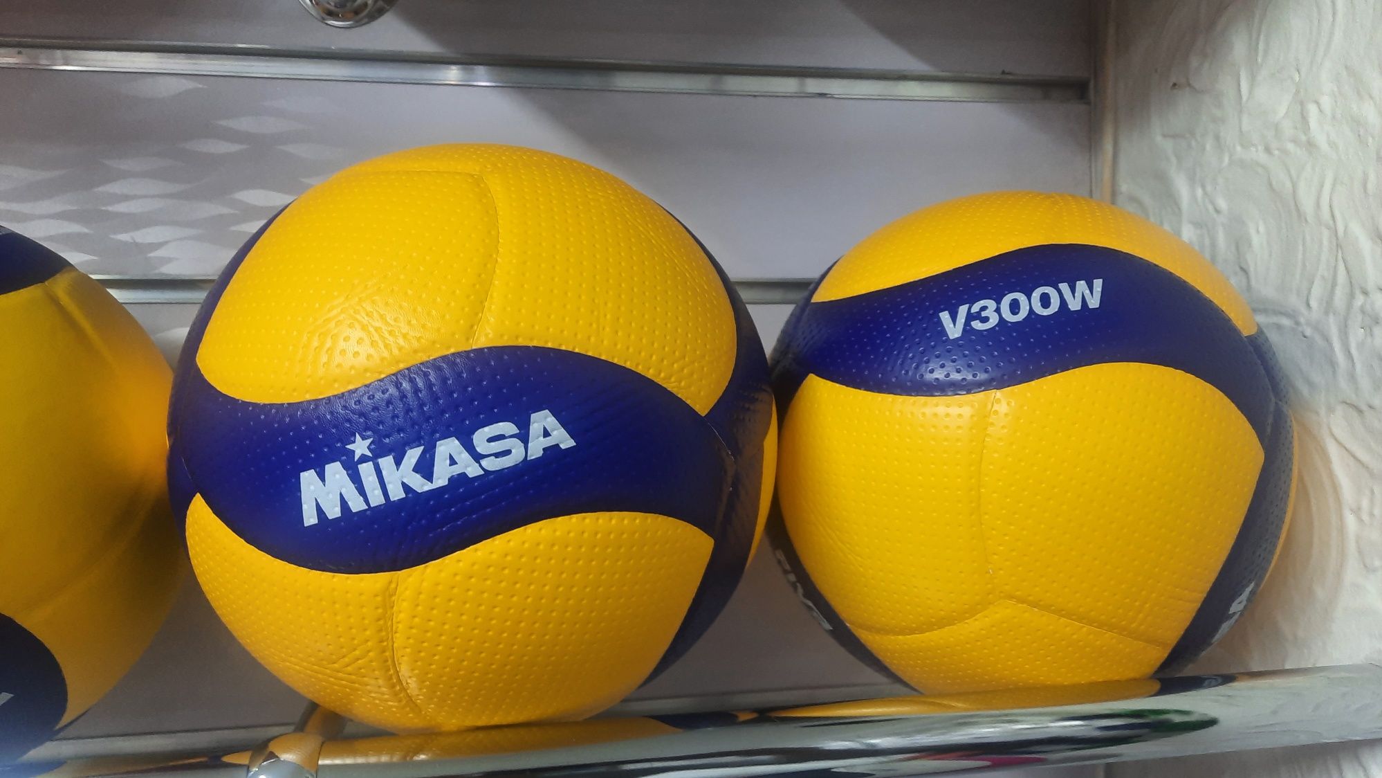 Волейбольный мяч Mikasa original V200W, V300W Микаса оригинал - Прочие ...