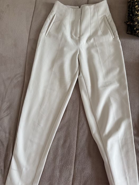 Панталон в бежев цвят.