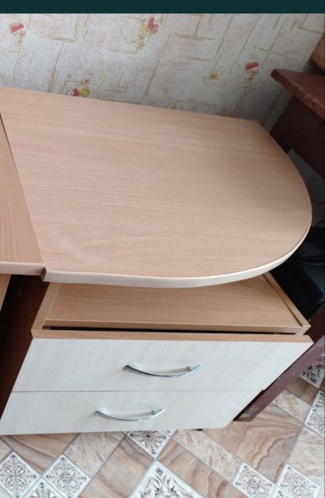 Продам столы шкаф тумбочки
