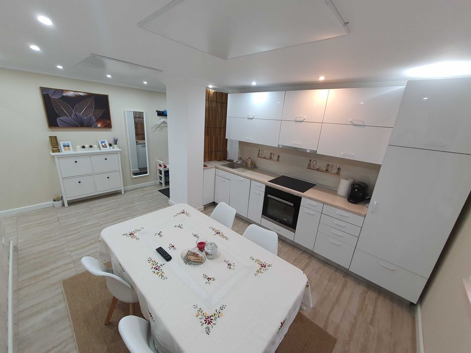 Vand apartament cu 2 camere in Baile Herculane.