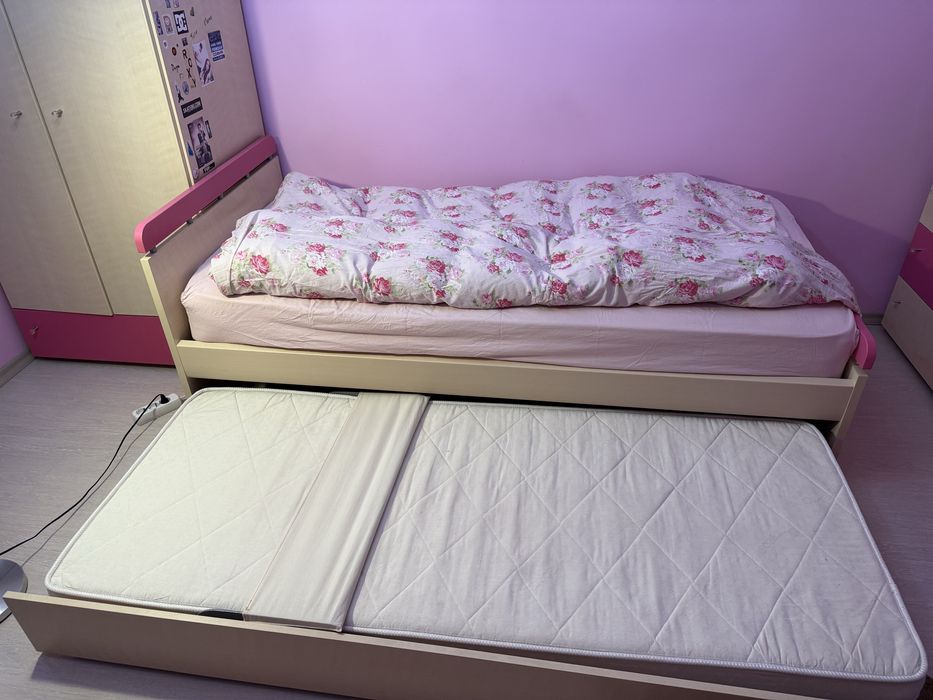 Легло+1
Едно основно и едно, което се вади отдолу+два матрака