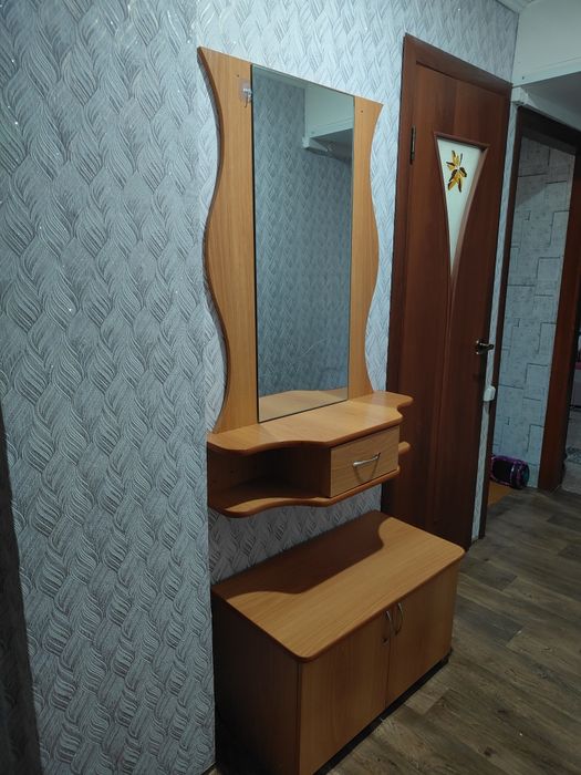 Продам прихожую  полностью