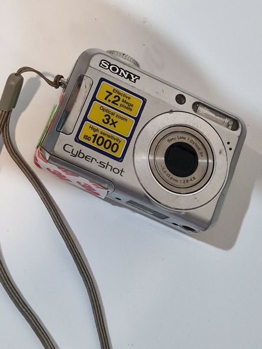 Camera foto Sony cu defecte la capacul de la baterie si display
