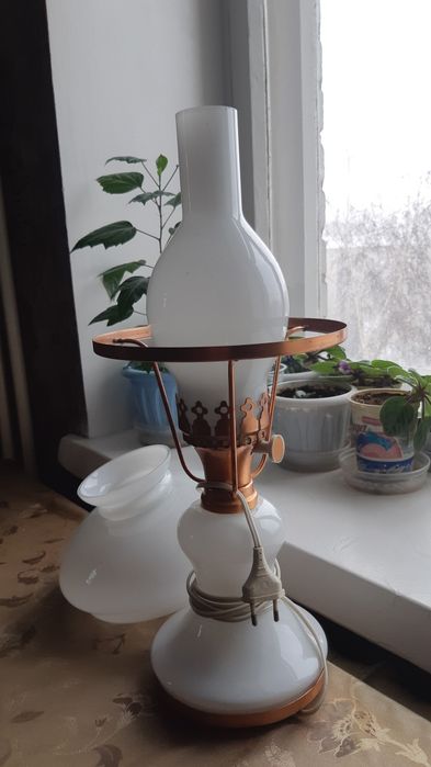 Продам настольную лампу-светильник