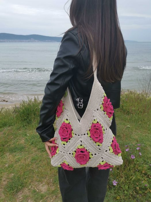 Чанта ръчно плетиво с мотив роза
