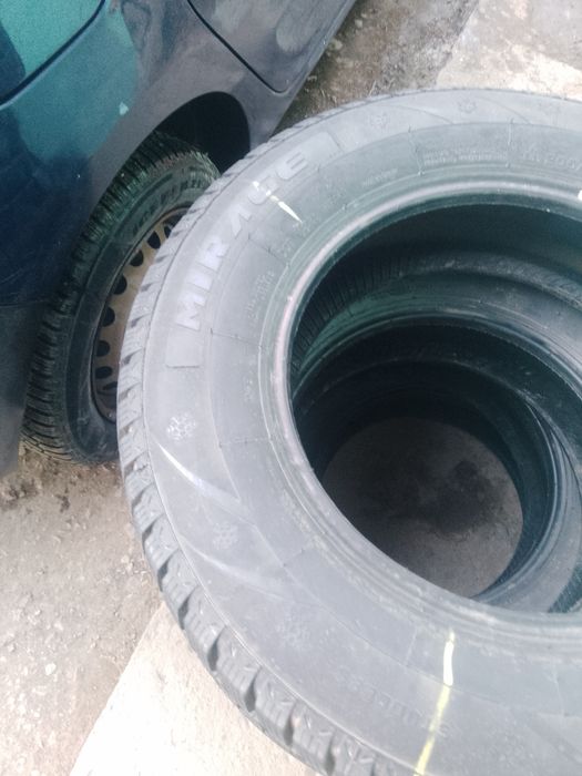 Vând cauciucuri noi 205 70 15