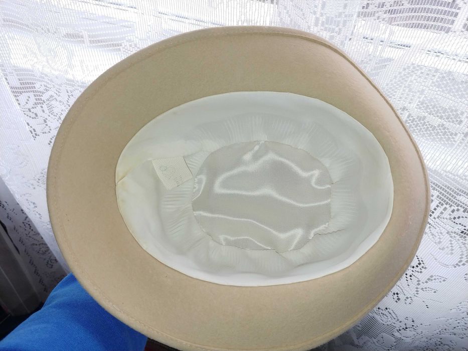 Бежова шапка с периферия; размер 58