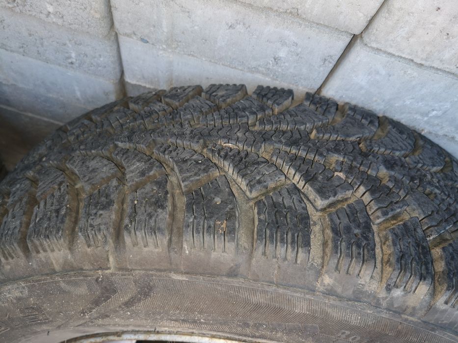 Vând 4 cauciucuri de iarna,