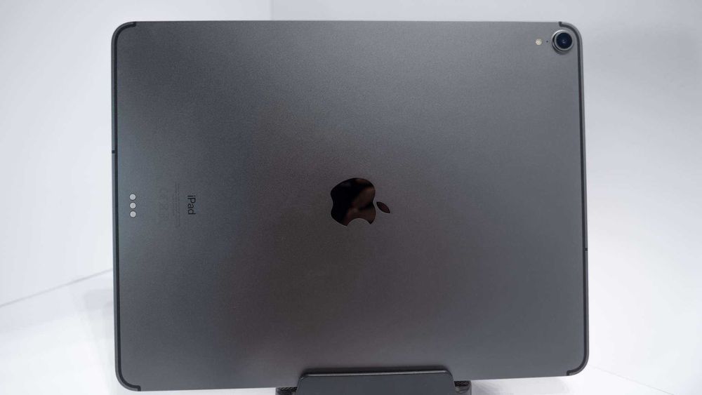 Apple iPad Pro 12.9 2018 - 256GB + Apple Pencil 2 + 2 кейса