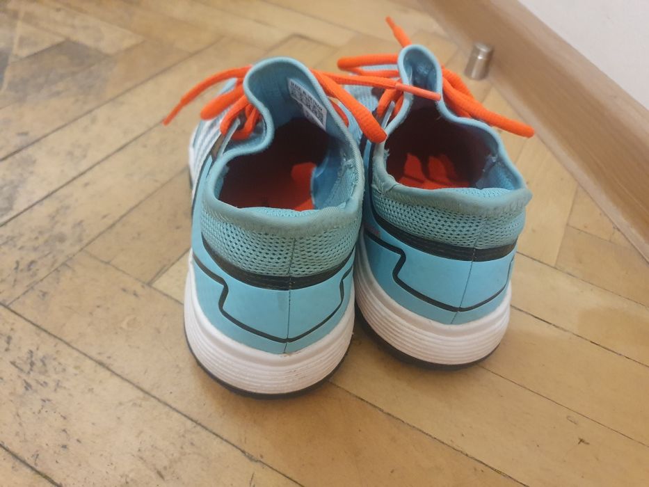 Маратонки за тенис за всички видове кортове на Адидас