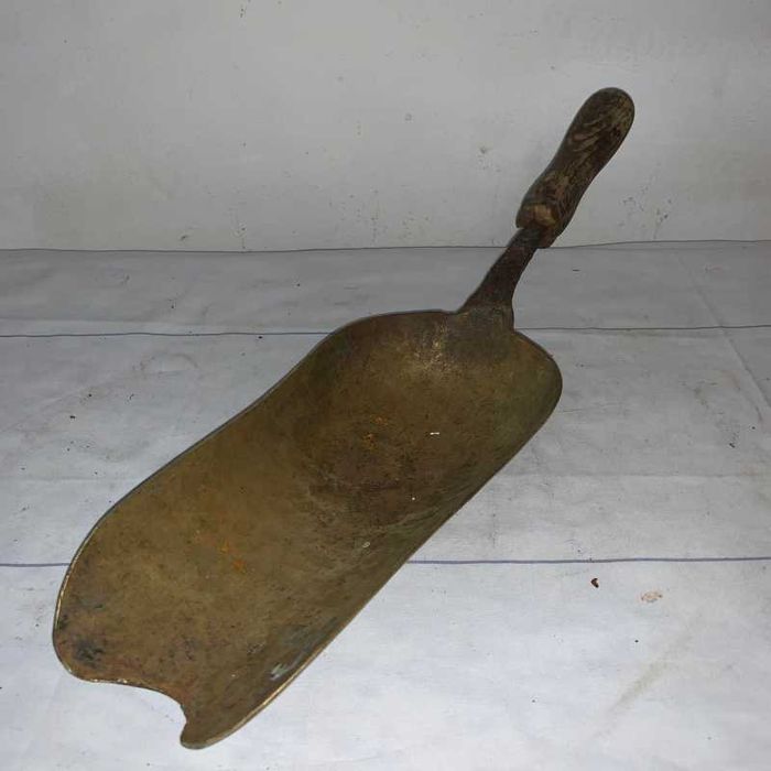 Mierta din bronz cu maner din lemn