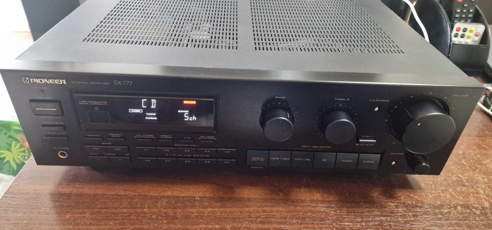 Pioneer SX 777 functional,stare buna estetic 8,5/10, fara interventii, din colectia personala Nu ma ocup cu cumparari si revanzari.