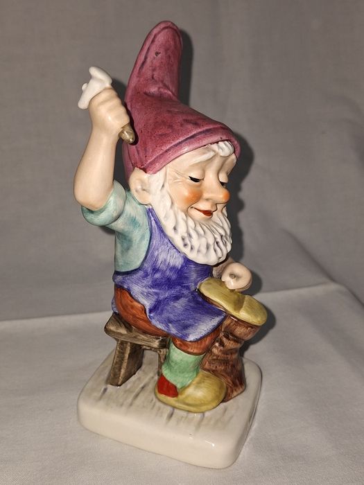 Порцеланова фигура--Goebel--W.Germany--1982--Chris--обущар.