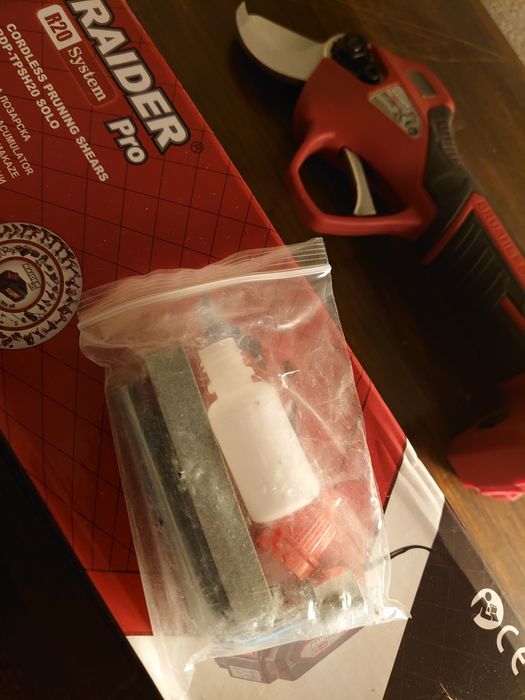 Лозарска акумулаторна ножица Raider