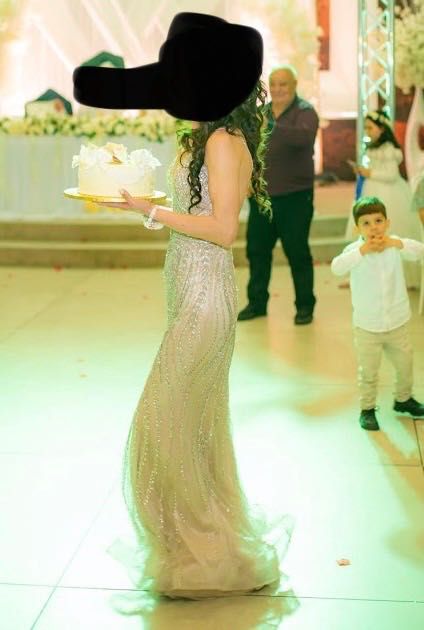 Продавам дълга официална рокля