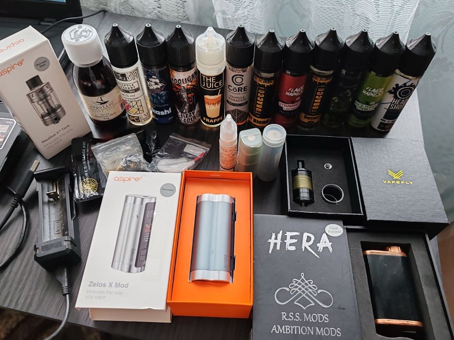 Vând două moduri in stare foarte bună,un atomizor Hera + 3 acumulatori