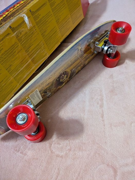 Skateboard nou 57 cm cu desene din filmul Madagascar