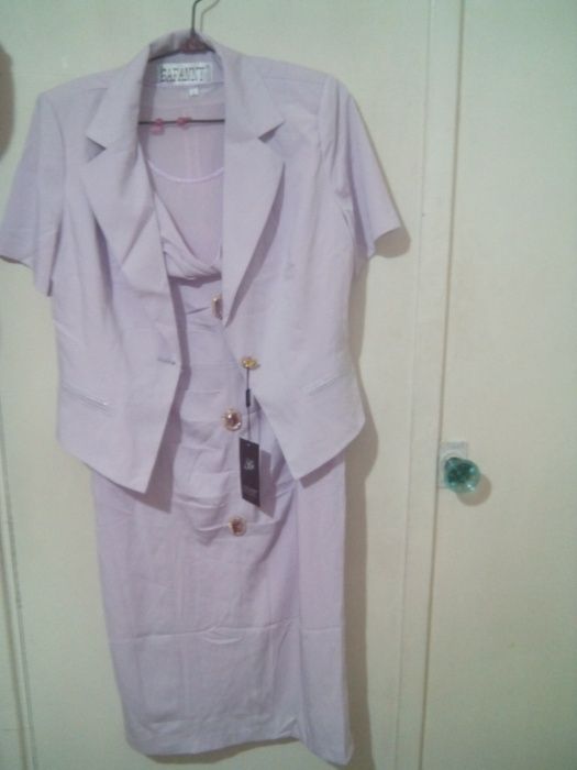 продается костюм..платье и пиджак и другие костюмы
