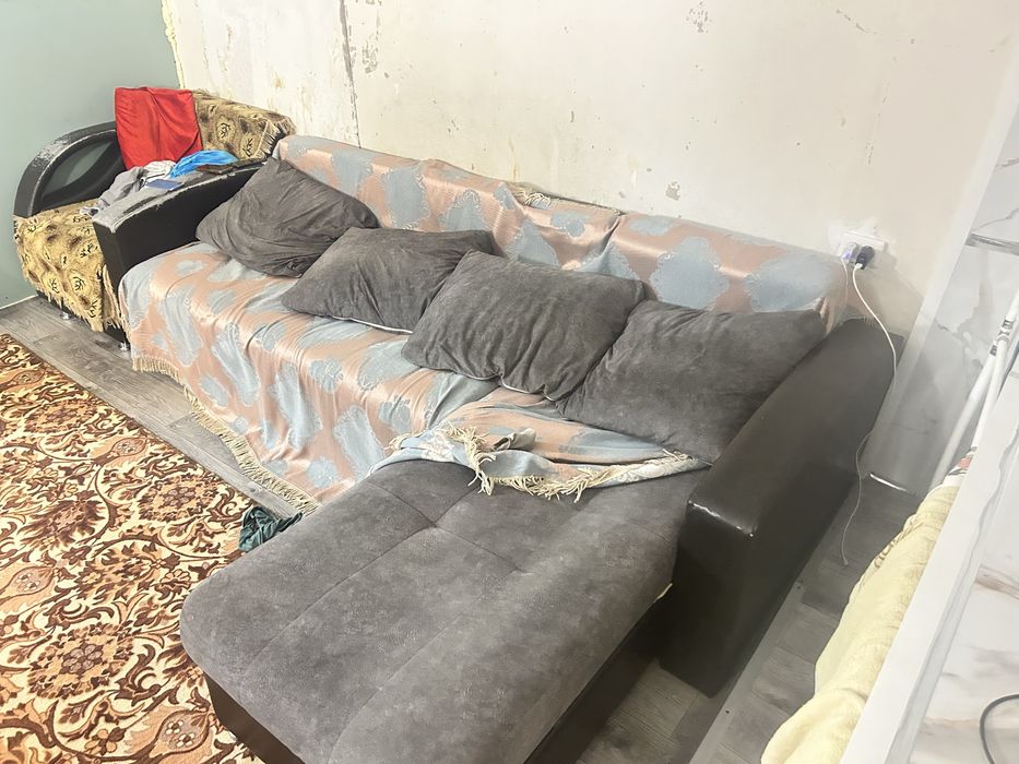 Продам угловой диван и кресло