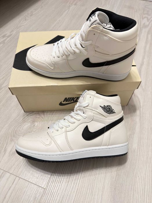 Adidasi Nike Air Jordan 1 Retro High OG - Essentials