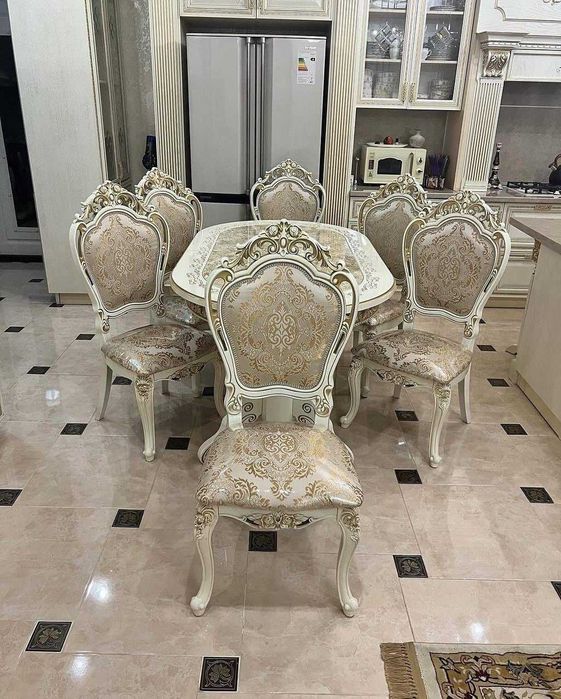 Стол со стульями