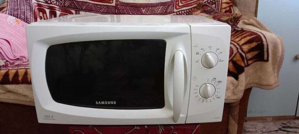 Микроволновая печь SAMSUNG пр-во Малайзия в отличном состоянии.