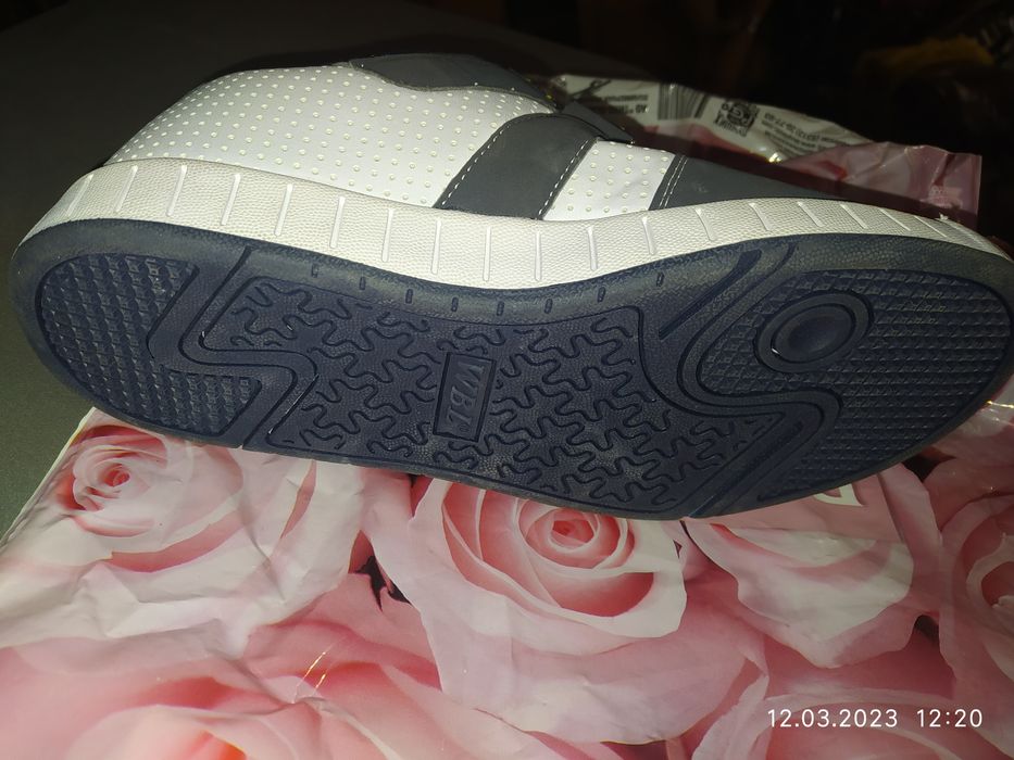 Продаю новые кроссовки