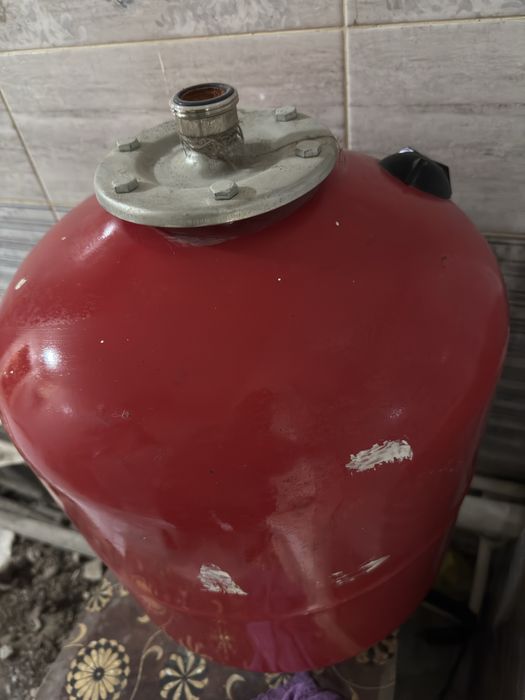 Продам расширительный бачок