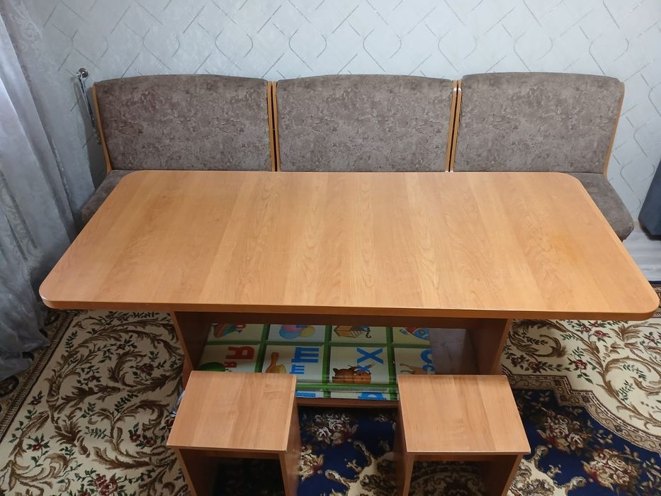 Кухонный стол и стулья