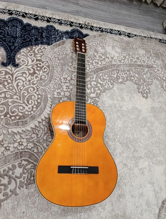 Yangi ishlatilmagan gitara sotiladi