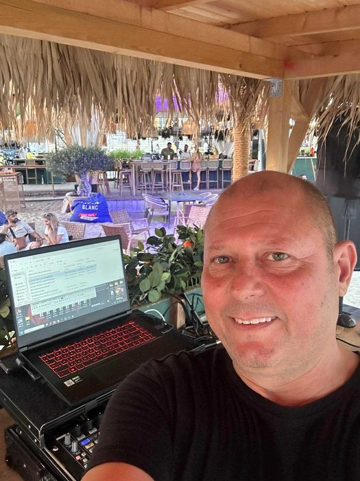 Търсите професионален DJ за вашето събитие?