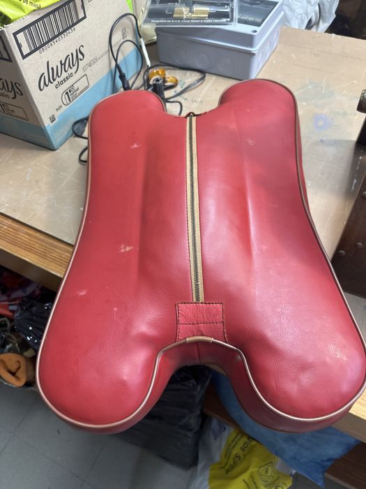 Vind scaun din piele vechi
