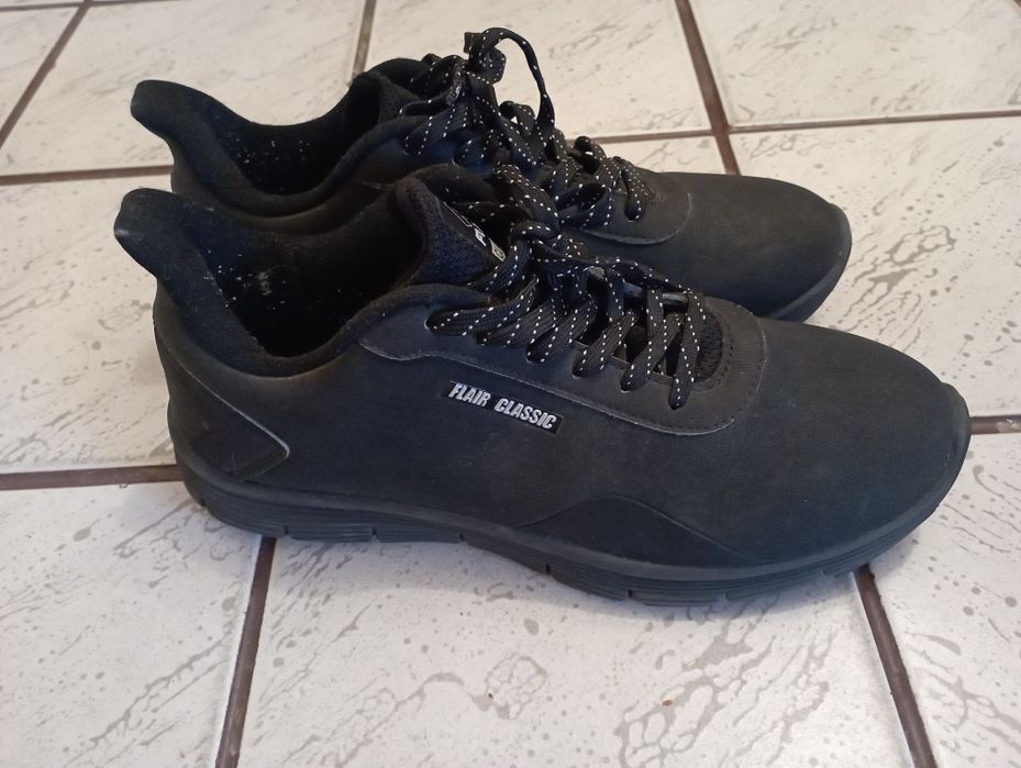 Два чифта обувки, боти и спортни, 38 и 39 номер