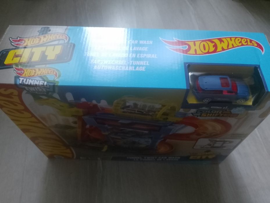 Продавам детска писта с количка