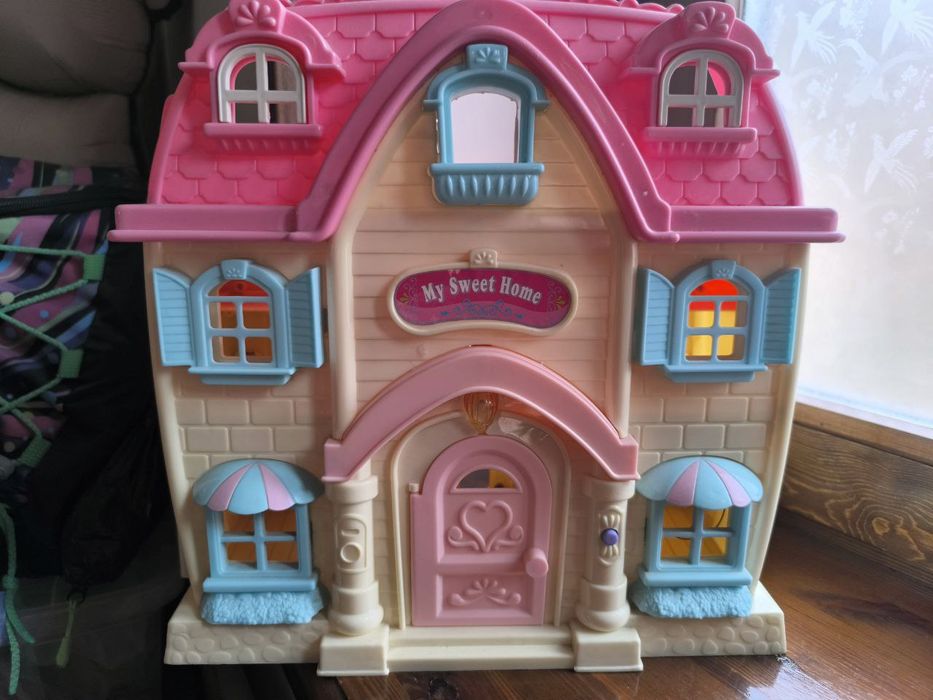 Игрушечный домик для кукол