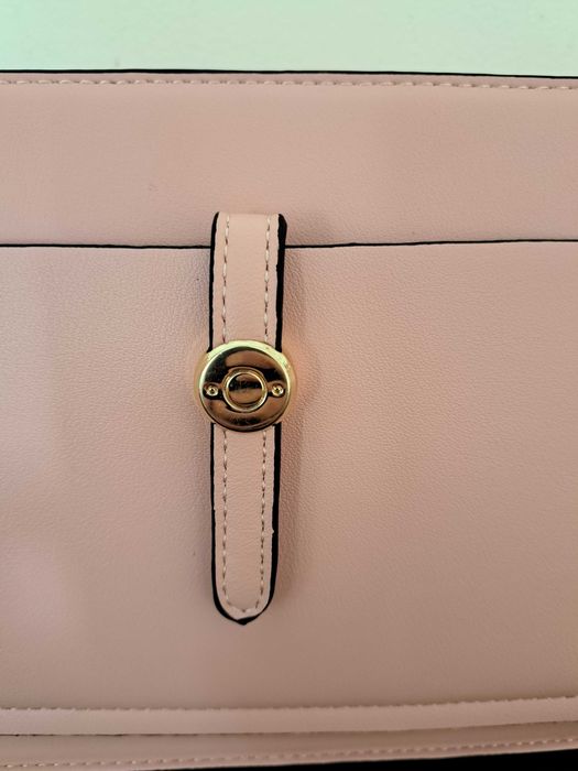 Чисто нова прекрасна чантичка в розово за през рамо