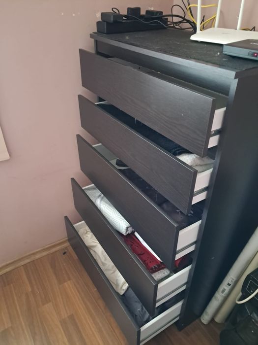 Pat dormitor cu 2 noptiere și comodă cu 5 sertare