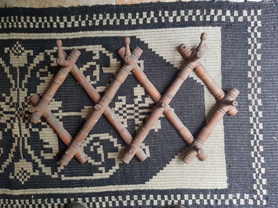 Продава се дървена закачалка