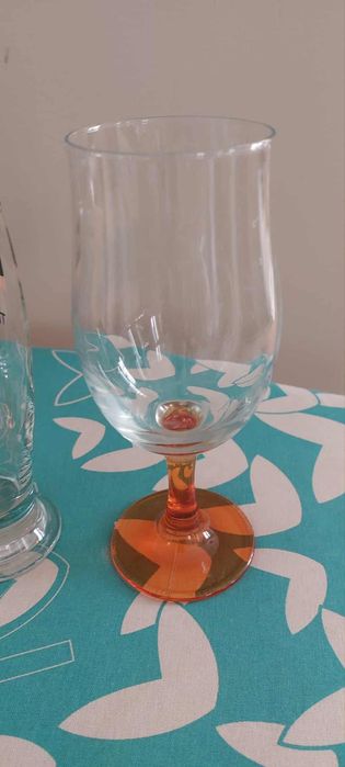 Продавам различни комплекти чаши