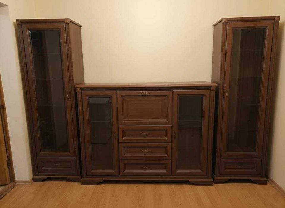 Мебельный гарнитур стенка с витринами и комодом для гостиной