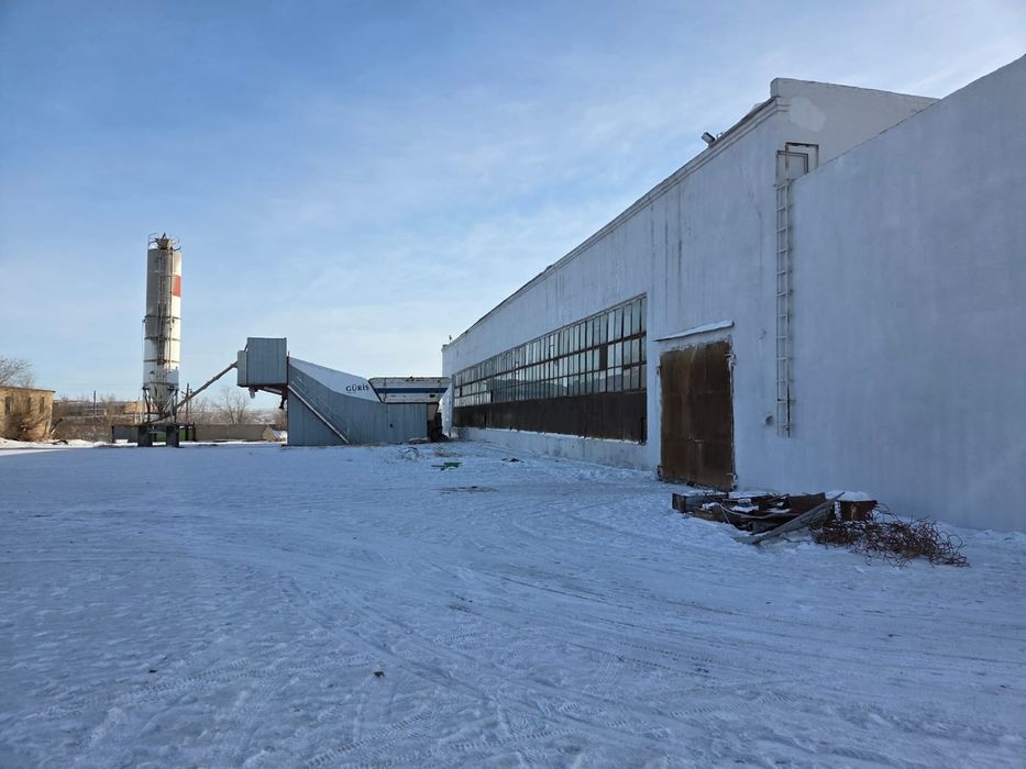 Промышленная база, Складкие помещение, прилегающая земля 0,95 гектар.
