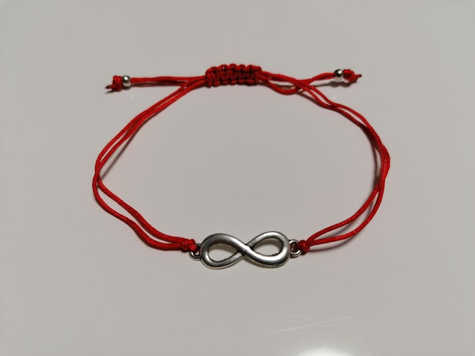 Гривни от червен конец против уроки