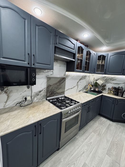 Кухонный гарнитур серый