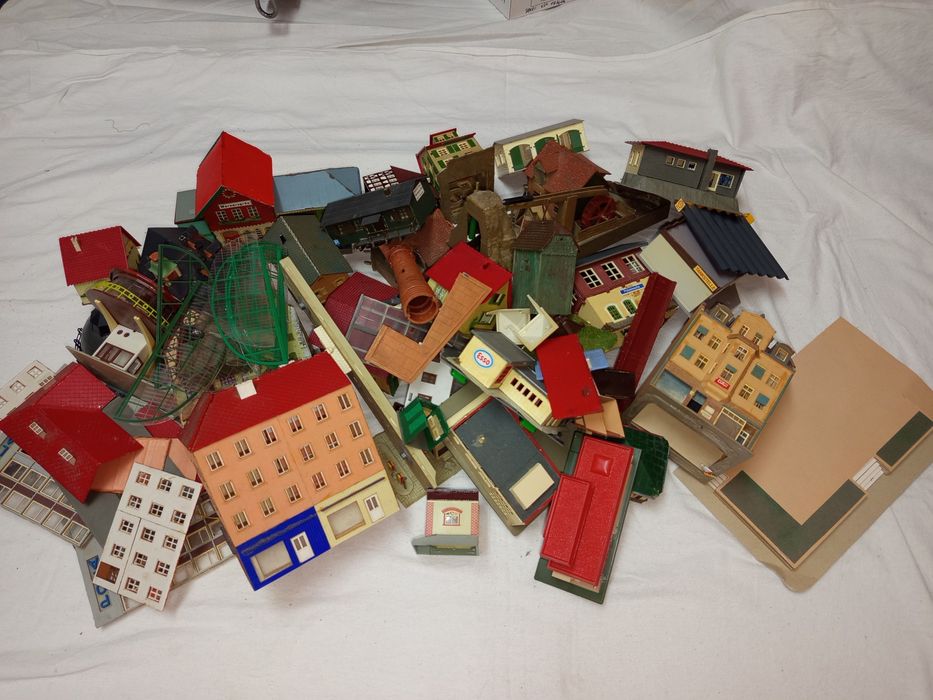Set 2 căsuțe machete HO incomplete trenulețe diorama