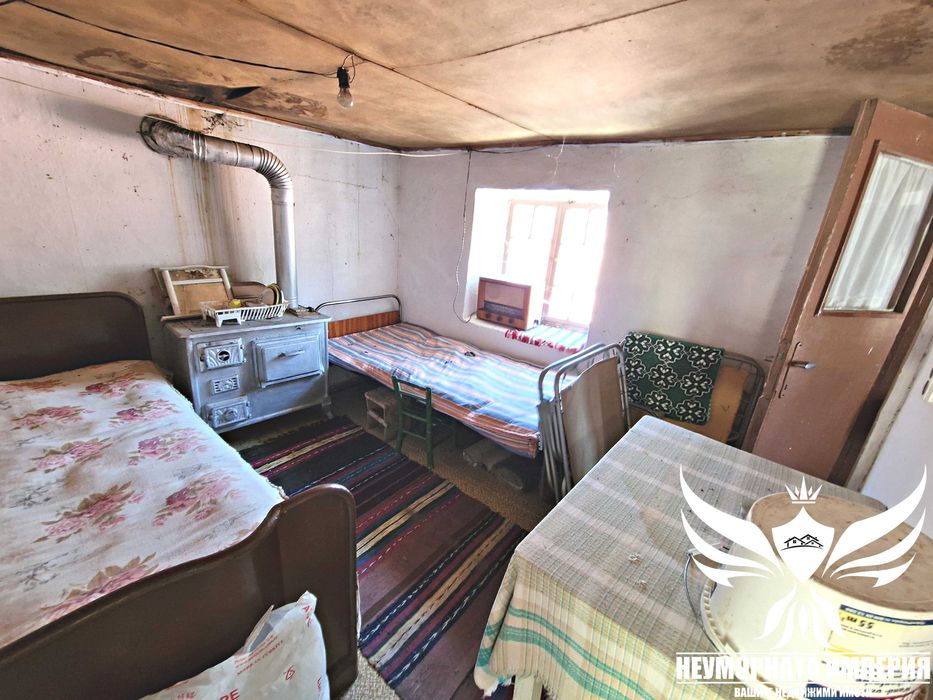 Триетажна къща с постройки 145РЗП с 194кв. в двор село Орехово