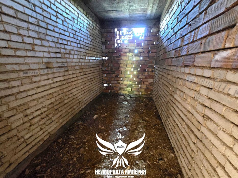 Продавам двуетажна къща 206РЗП и двор 525кв.м. с гараж в с.Тополово