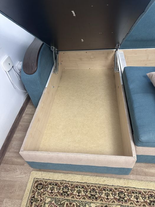 Диван б/у в очень хорошем состоянии. Торг