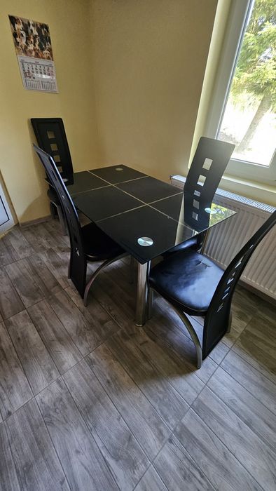 Стъклена маса за трапезария